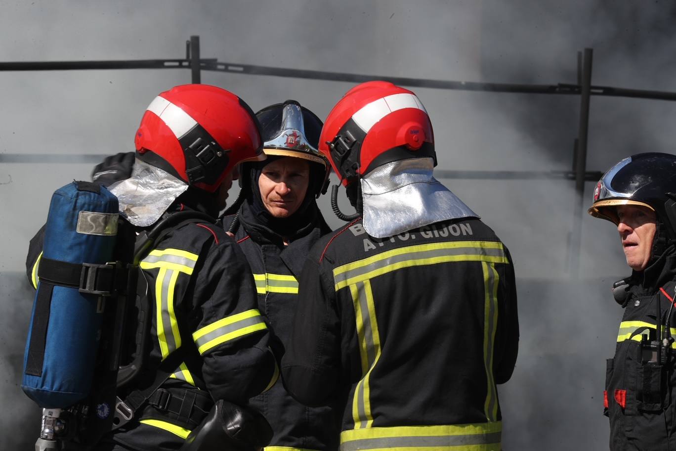 Un incendio en Viesques desata una gran humareda negra