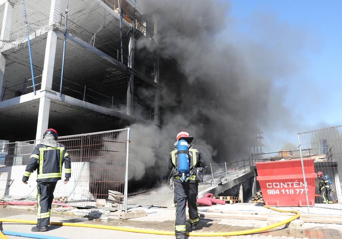 Un incendio en Viesques desata una gran humareda negra