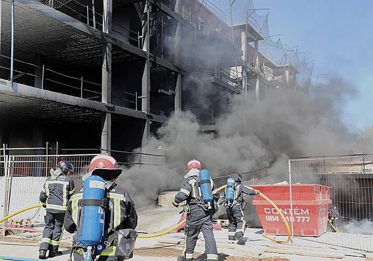 Gran alarma en Gijón por un fuego «extremo» en un edificio en construcción que ha obligado a desalojar a vecinos de sus casas
