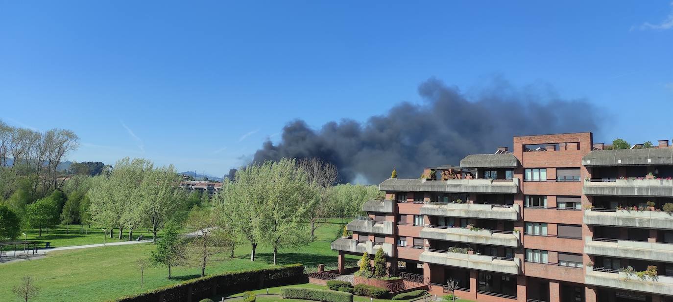 Un incendio en Viesques desata una gran humareda negra