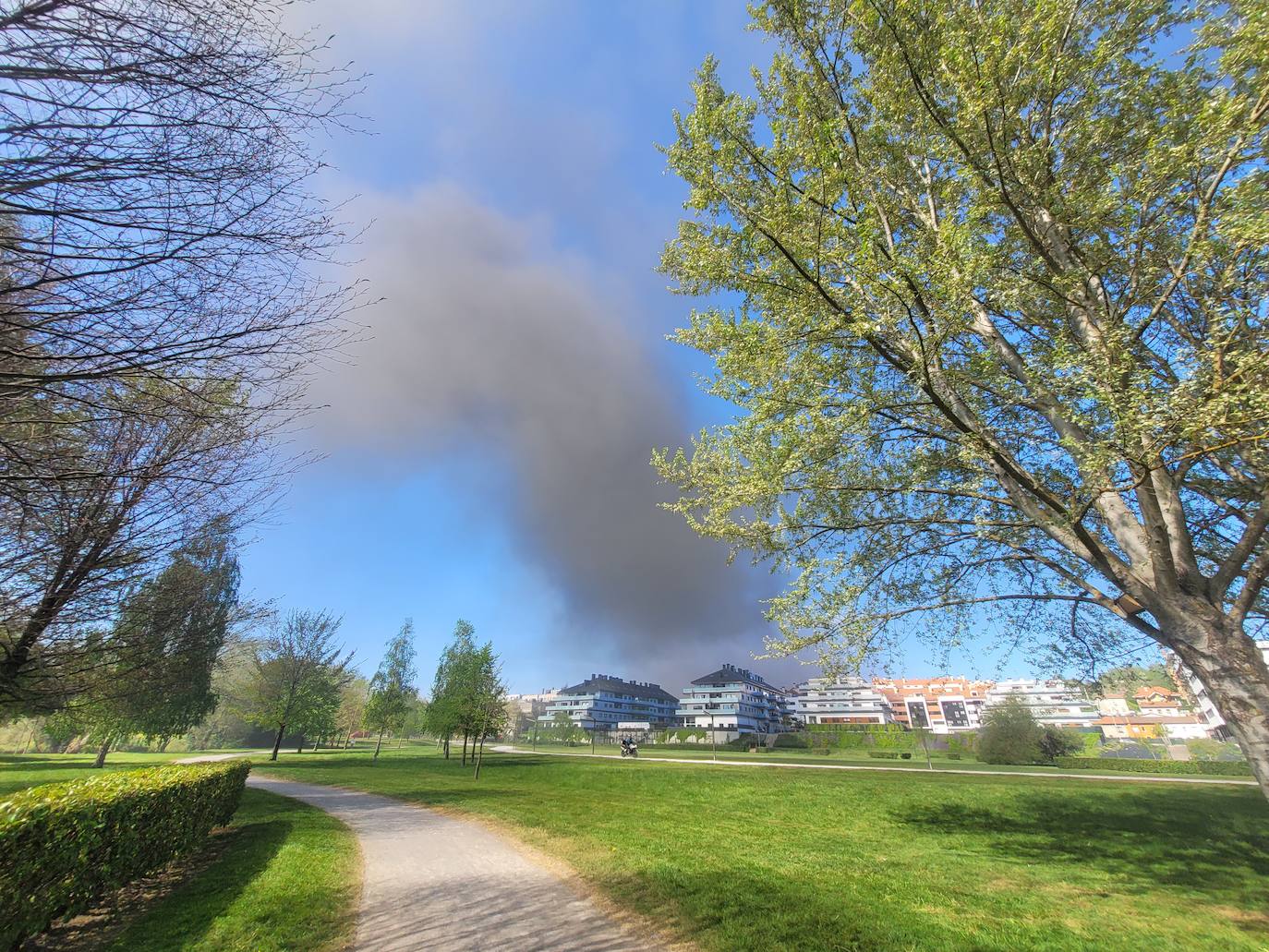 Un incendio en Viesques desata una gran humareda negra