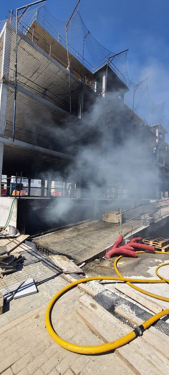 Un incendio en Viesques desata una gran humareda negra