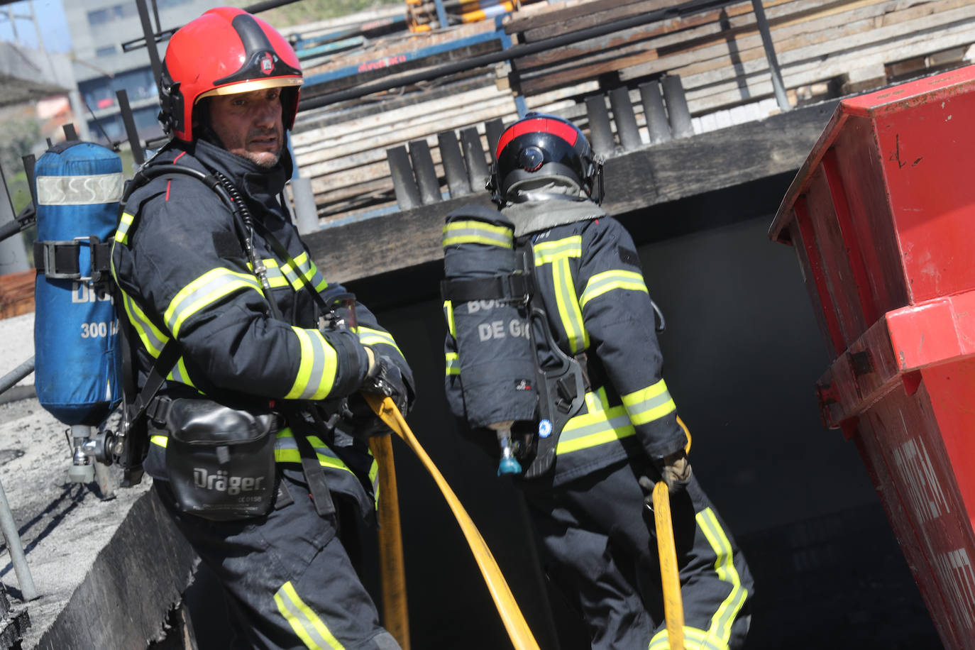 Un incendio en Viesques desata una gran humareda negra