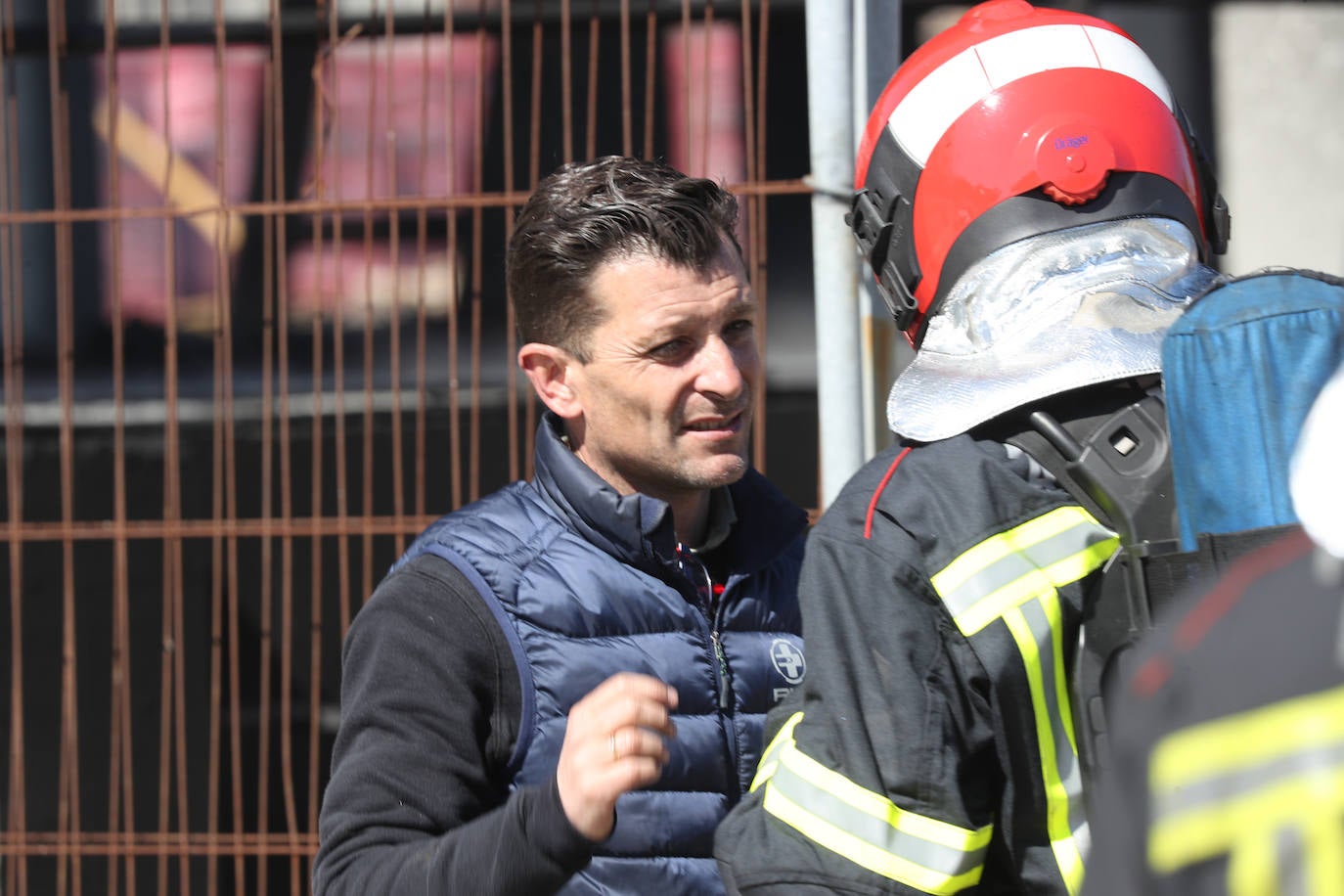 Un incendio en Viesques desata una gran humareda negra