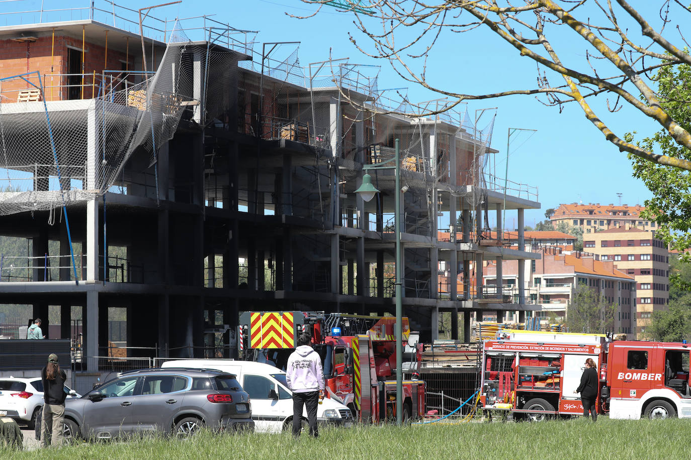 Un incendio en Viesques desata una gran humareda negra