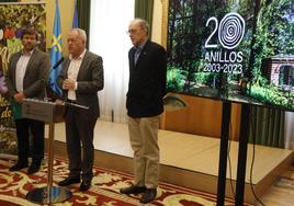 El concejal de Medio Ambiente y Movilidad, Aurelio Martín, estuvo acompañado en la presentación de los actos por Javier Nievas, de Caja Rural de Asturias, y Pedro García, superior de la Compañía de Jesús en Asturias.