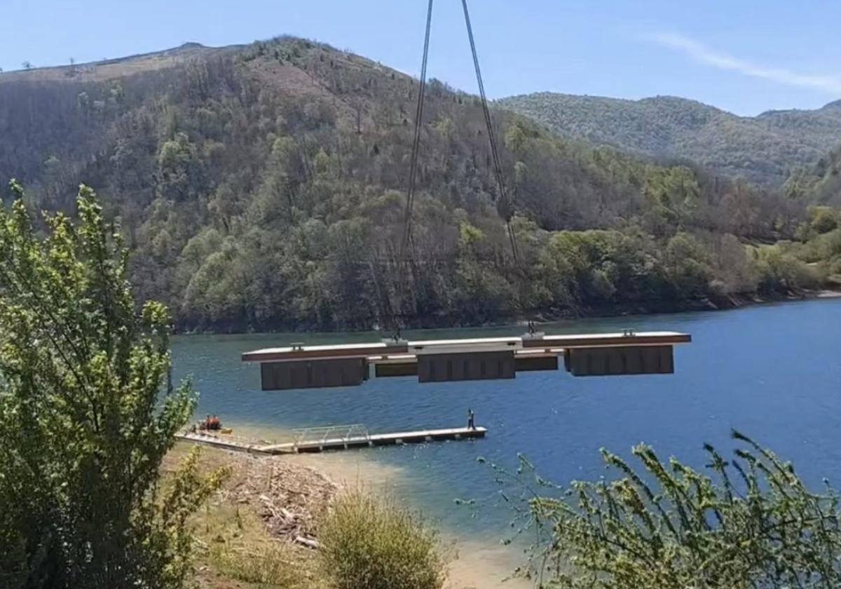 Una grúa de grandes dimensiones trasladó el pantalán de ocio desde la carretera al embalse casín.