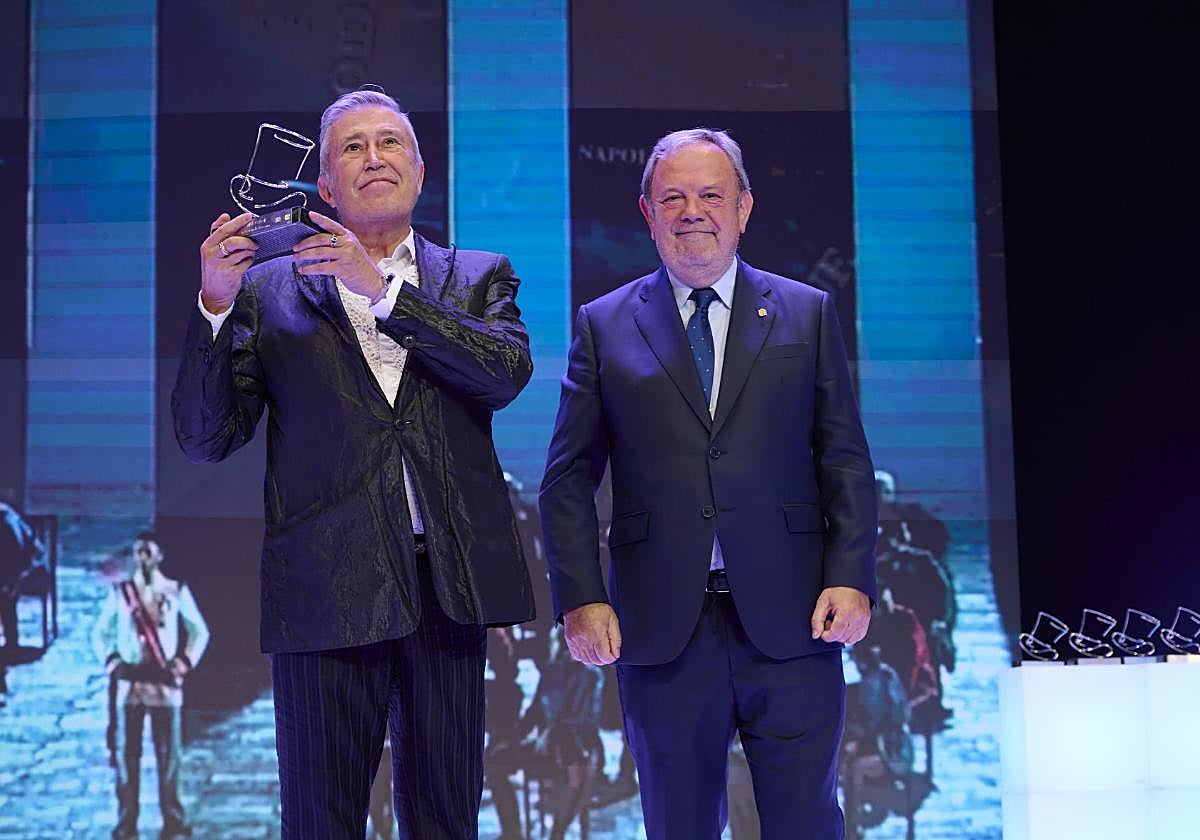 Sagi, con su premio.