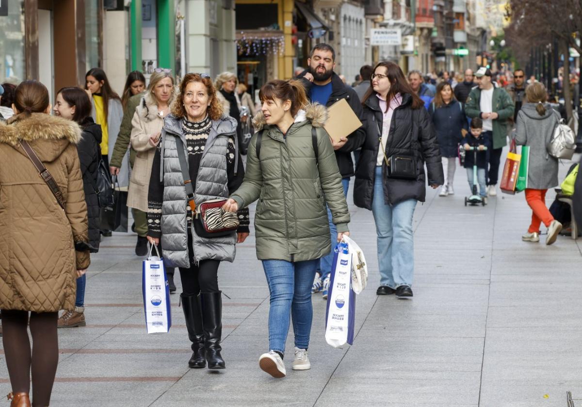 Viandantes, en la calle Corrida, uno de los principales ejes comerciales de Gijón.