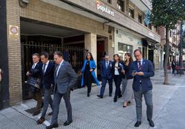 Alfredo Canteli, arropado por gran parte de su equipo y sin separarse de Nacho Cuesta, a la salida de la sede del partido para presentar el lema de su campaña.