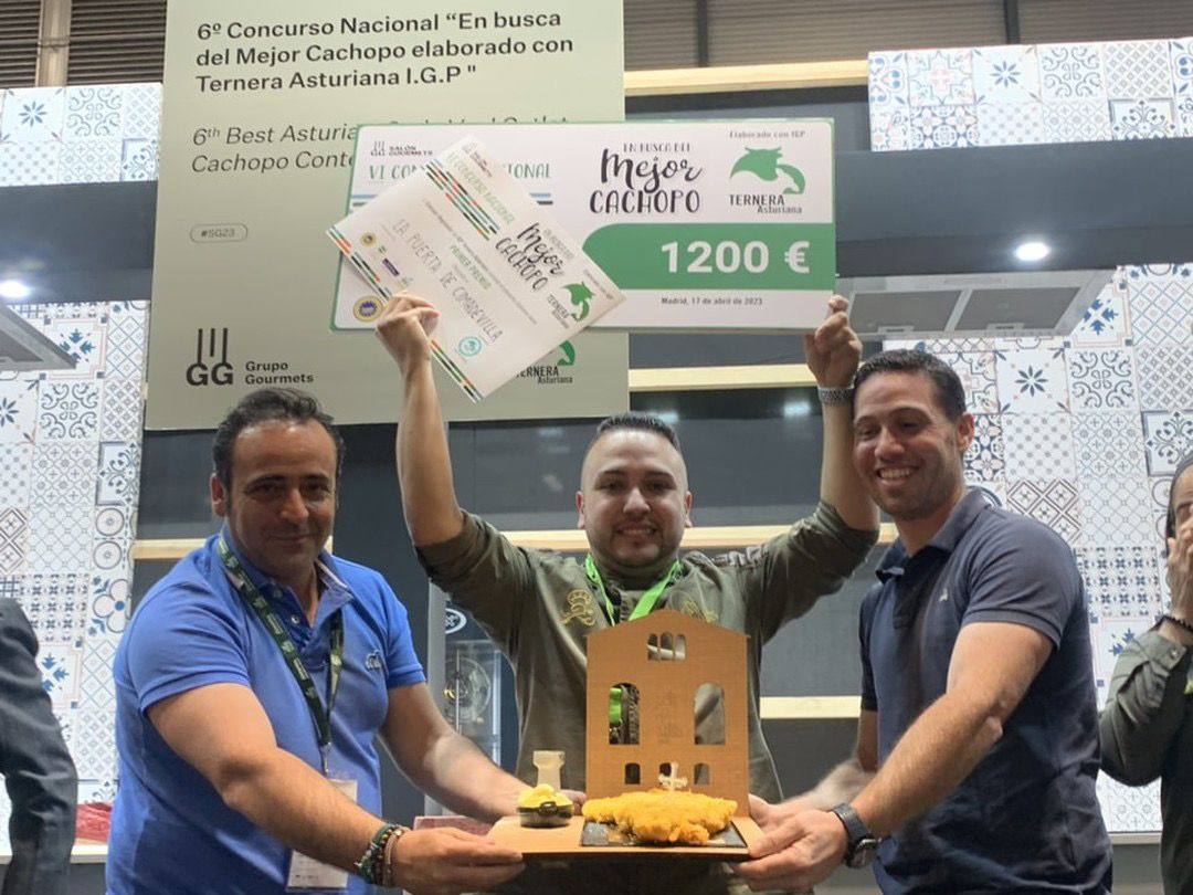 La Puerta de Cimadevilla, con su cachopo y el diploma que le acredita como ganador del concurso nacional organizado por la IGP Ternera Asturiana.