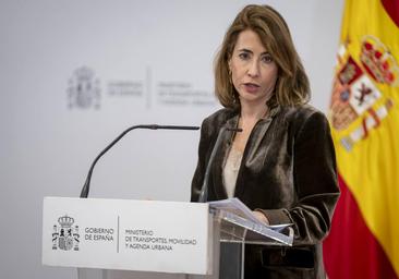La ministra de Transportes sostiene que el error de los trenes supondrá «nada más» que un cierto retraso