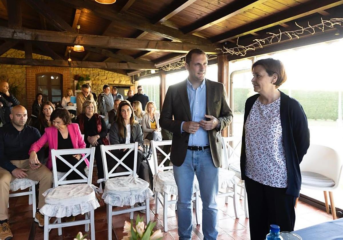 Adrián Pumares y Carmen Moriyón presentan el 'Plan de Autónomos Rurales'.