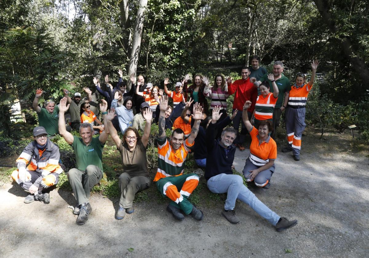 Foto de familia, en la finca de La Isla, de la treintena de trabajadores que se ocupan en la actualidad del Jardín Botánico Atlántico para celebrar el 20 aniversario, que se cumple el próximo martes 25.