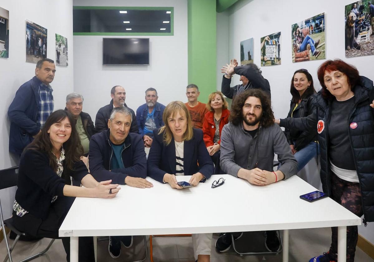 Laura Tuero, Xune Elipe, Covadonga Tomé y Jorge Fernández, ayer, junto a otros miembros del sector crítico.