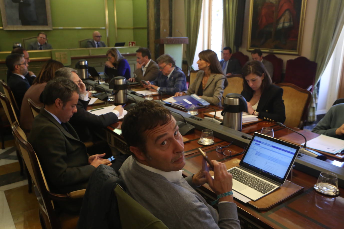 José Luis Costillas, en primer término, junto a Nacho Cuesta en el Pleno ejerciendo como concejales no adscritos.