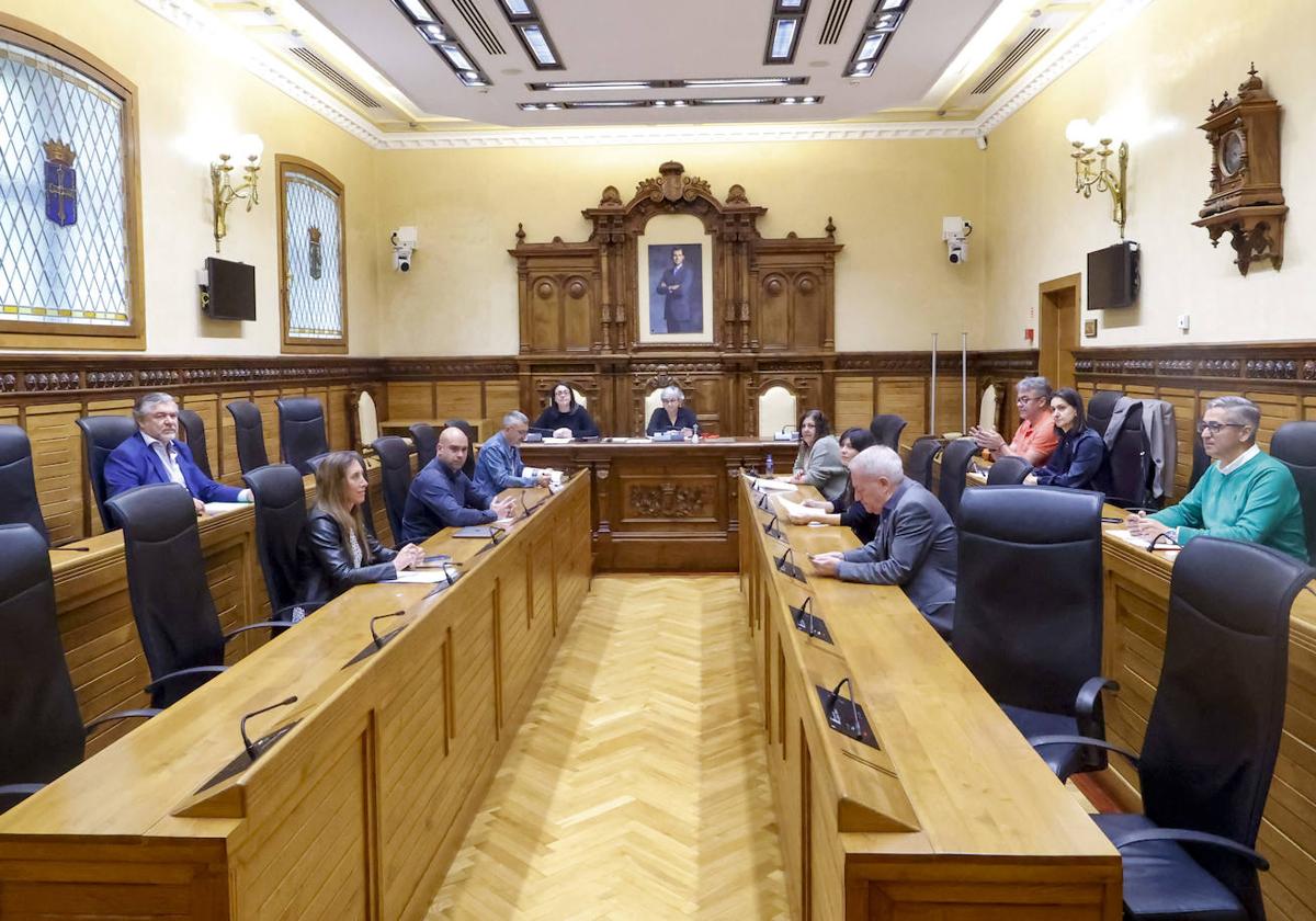 La alcaldesa de Gijón presidió ayer la reunión de la comisión muncipal para la candidatura del Mundial, en la que participan todos los grupos políticos y la directora general de Deportes del Princicipado, Aida Nuño.