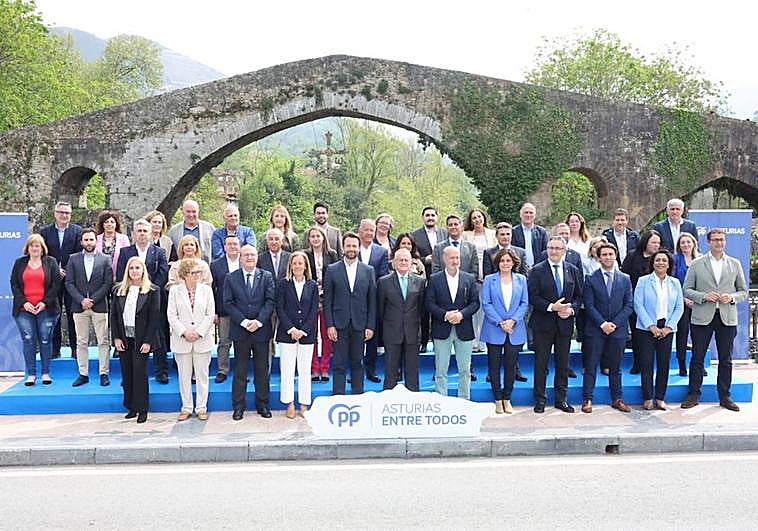 Los 45 candidatos que conforman la lista autonómica del Partido Popular en Asturias, encabezada por Diego Canga.