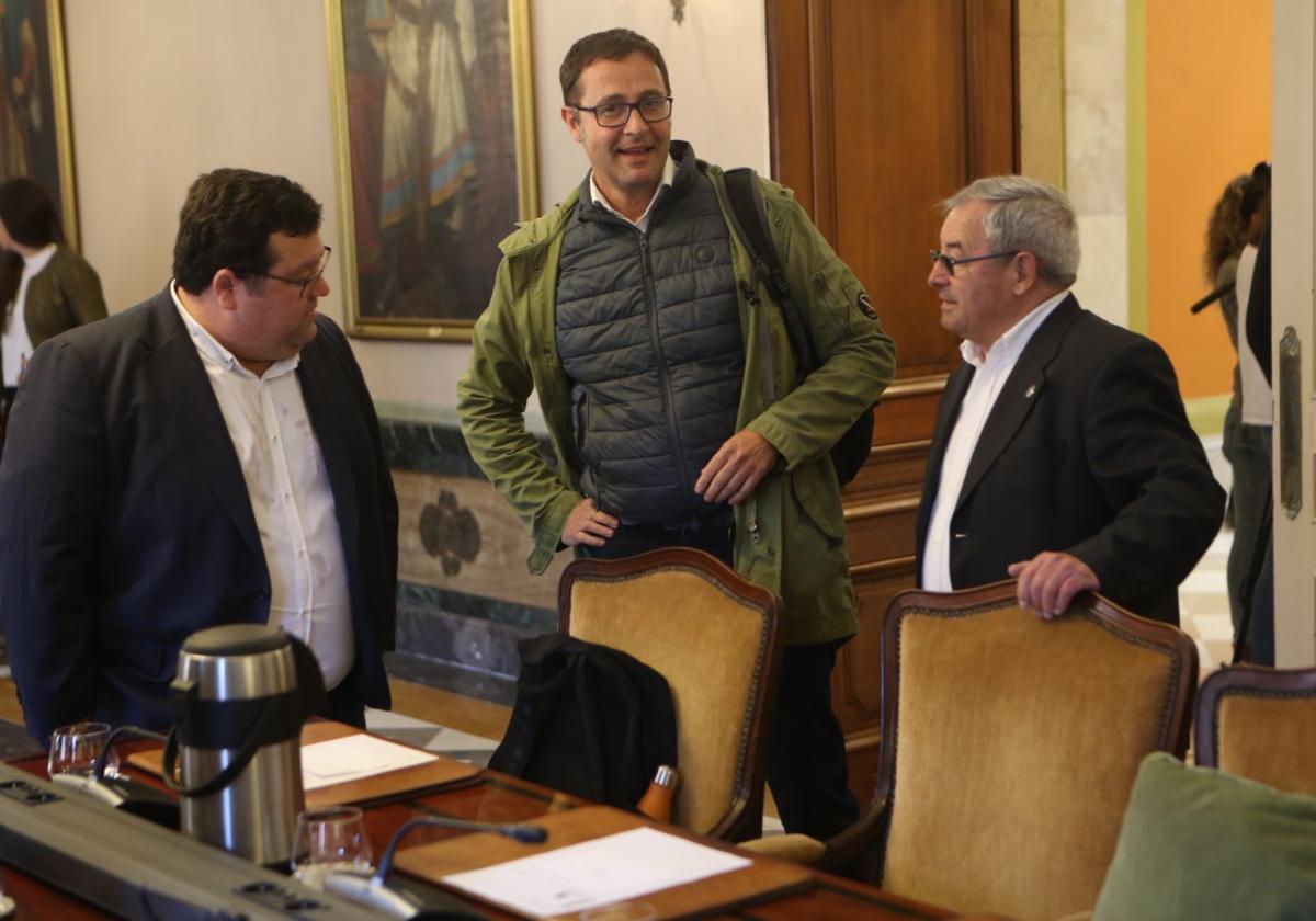 José Luis Costillas, ahora edil no adscrito, con los concejales de Ciudadanos Luis Pacho y Alfonso Pereira, en el Pleno celebrado el miércoles.