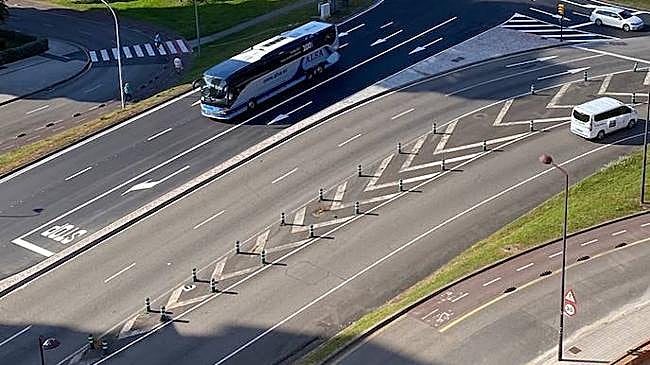 Imagen antes - Los autobuses tenían el carril exterior de la glorieta, se podía salir de ella desde el interior y el nuevo carril de incorporación finalizaba en un Stop. El carril exterior de la glorieta es de uso libre, el interior obliga a seguir rodeando la isleta central y el carril de incorporación termina en un 'ceda'.