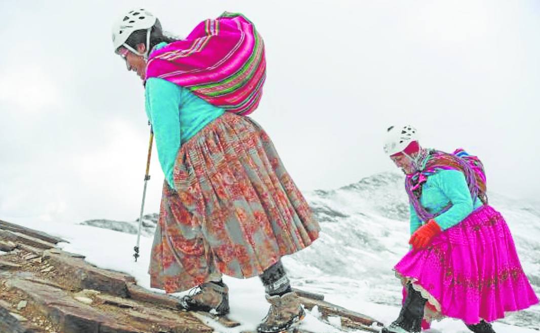 Las cholitas bolivianas hacen cima en Asturias