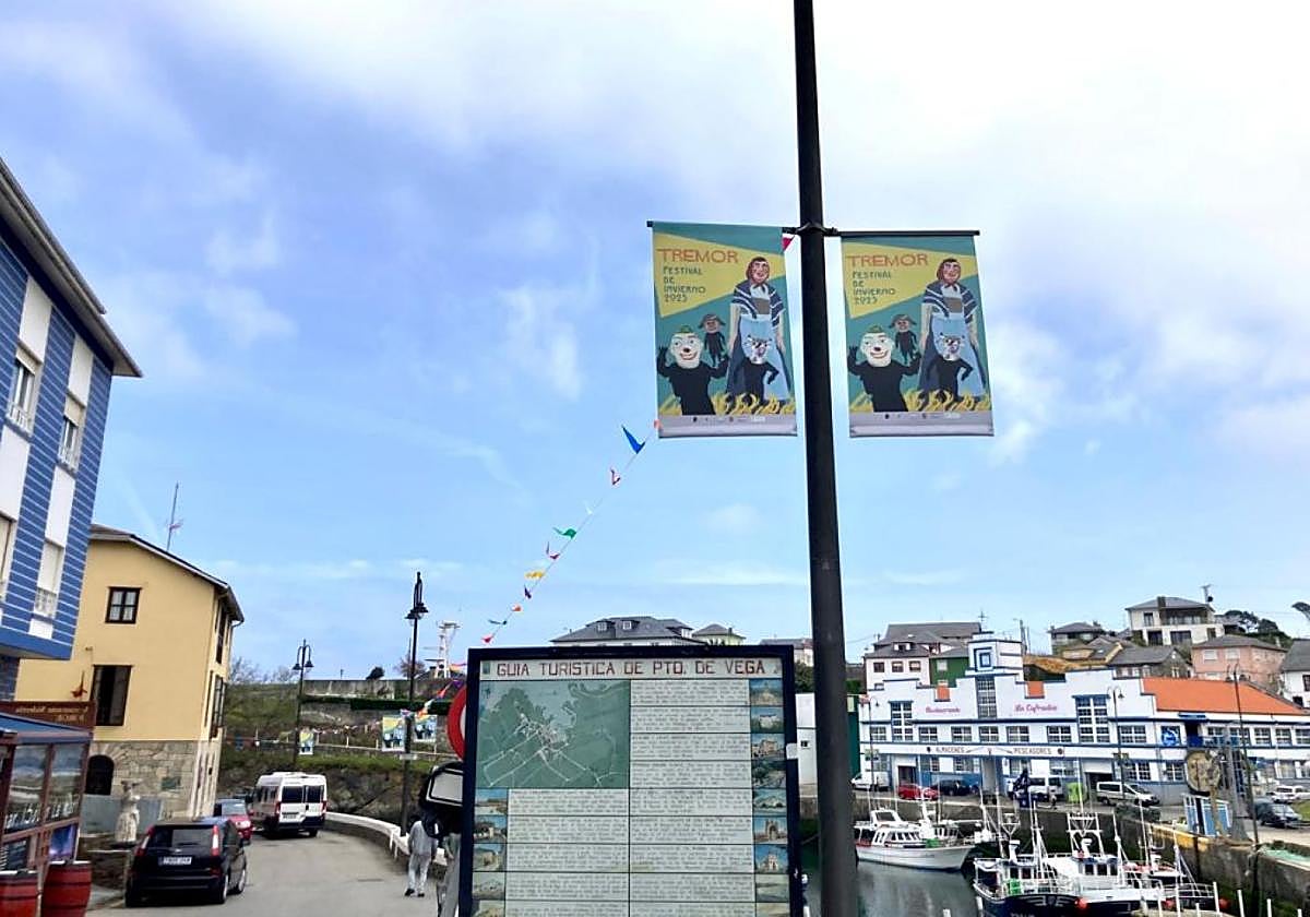 Carteles de ambientación en el camino hacia el muelle.