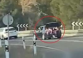 Dos personas, en el maletero del vehículo.