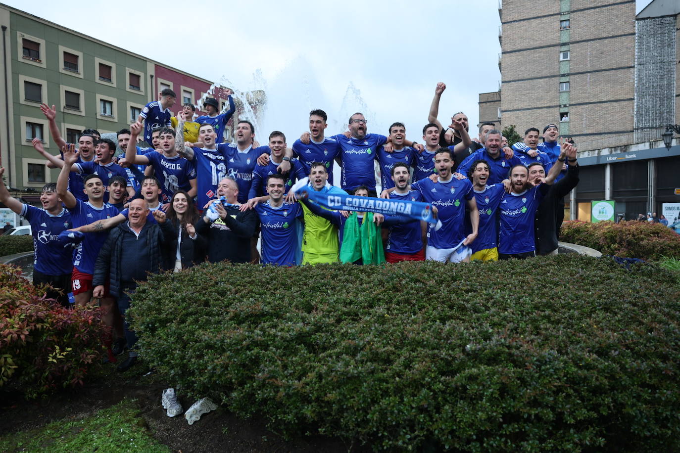 La eufórica celebración del ascenso del Covadonga