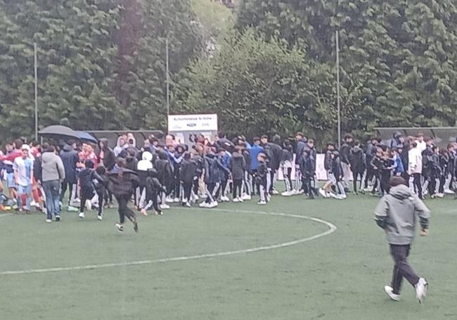 Euforia en el campo tras la victoria del Covadonga.