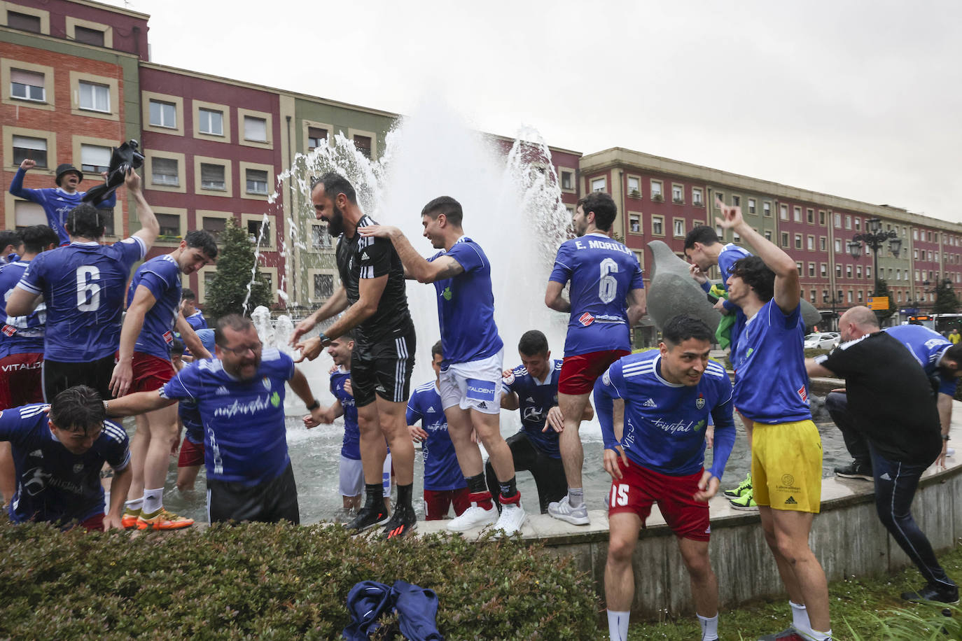 La eufórica celebración del ascenso del Covadonga