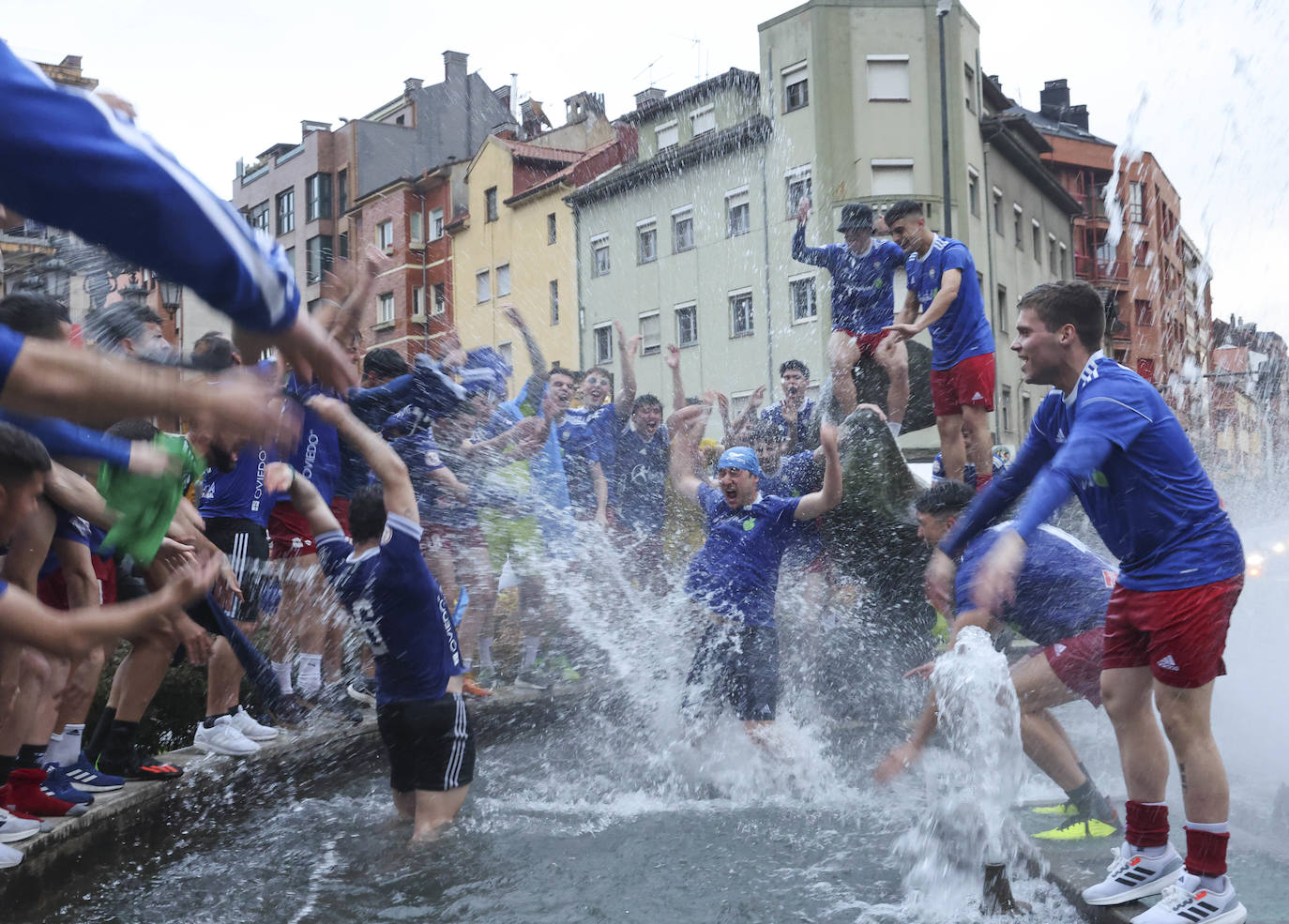 La eufórica celebración del ascenso del Covadonga