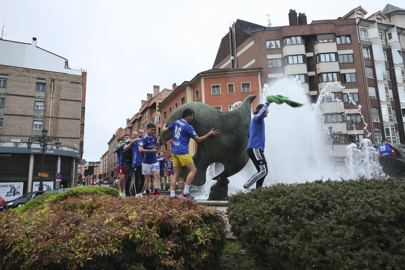 La eufórica celebración del ascenso del Covadonga