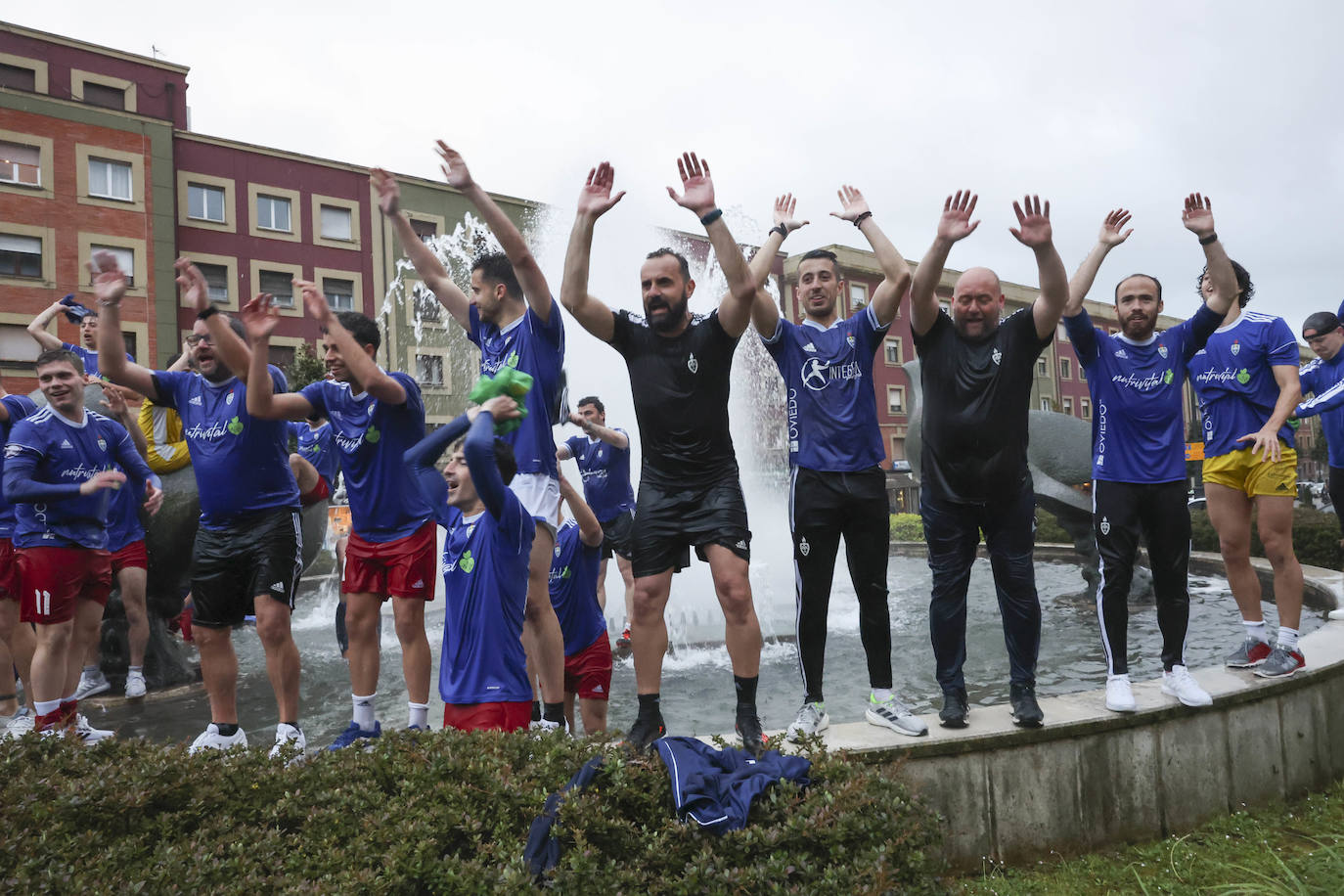 La eufórica celebración del ascenso del Covadonga