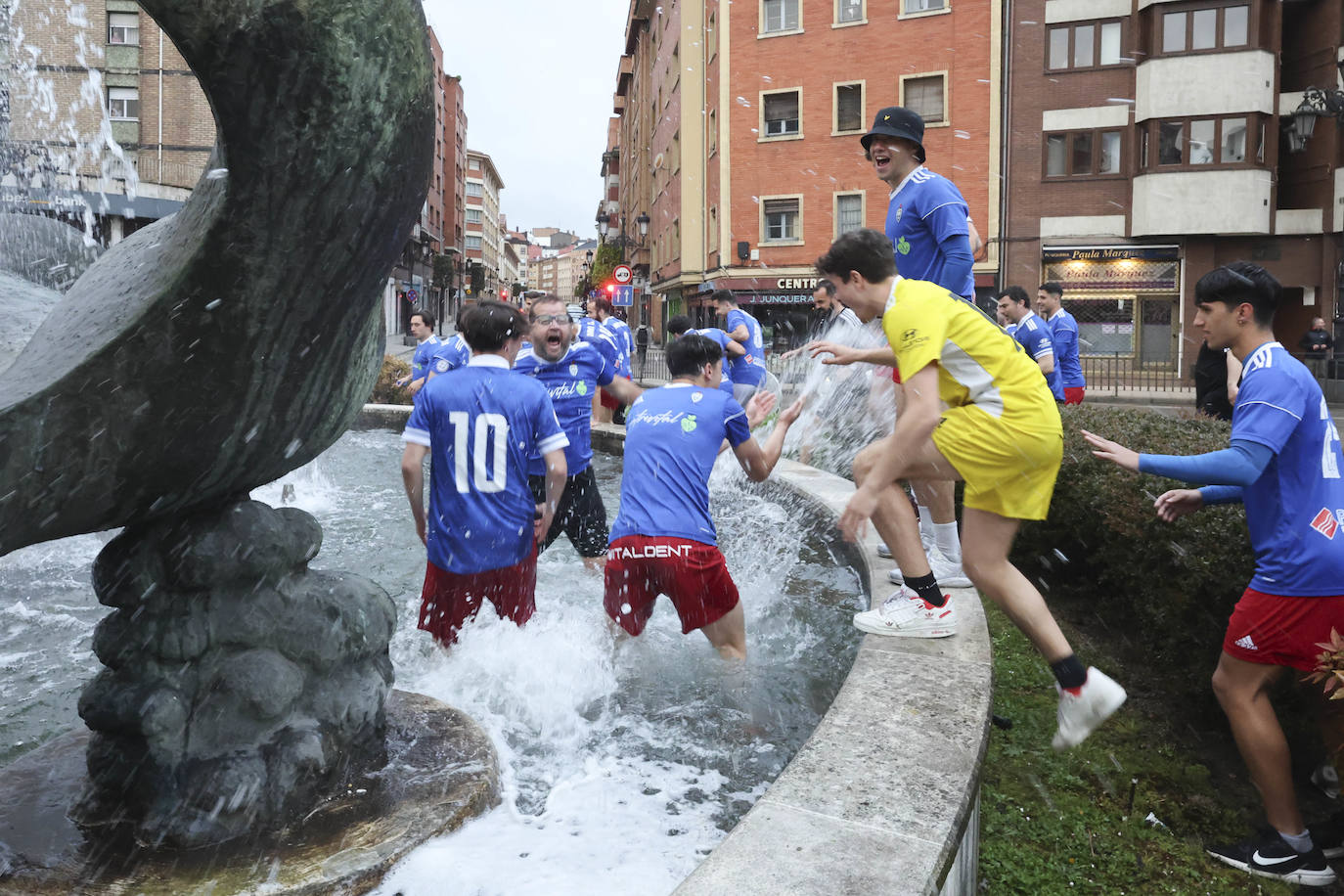 La eufórica celebración del ascenso del Covadonga