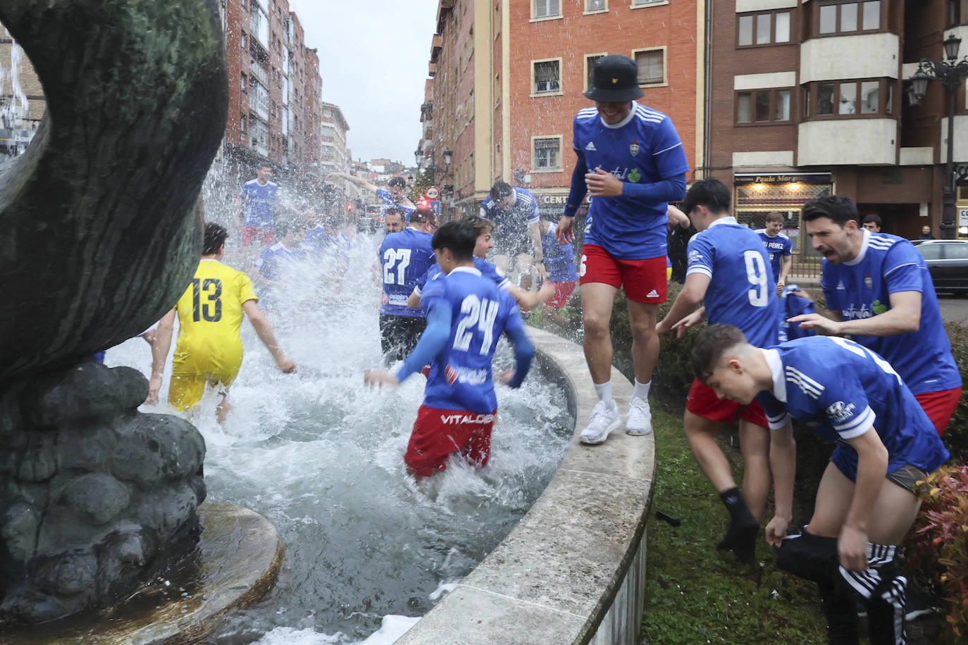 La eufórica celebración del ascenso del Covadonga