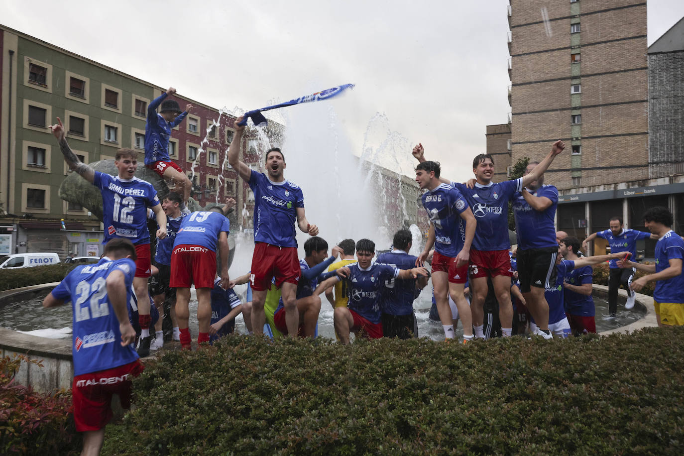 La eufórica celebración del ascenso del Covadonga