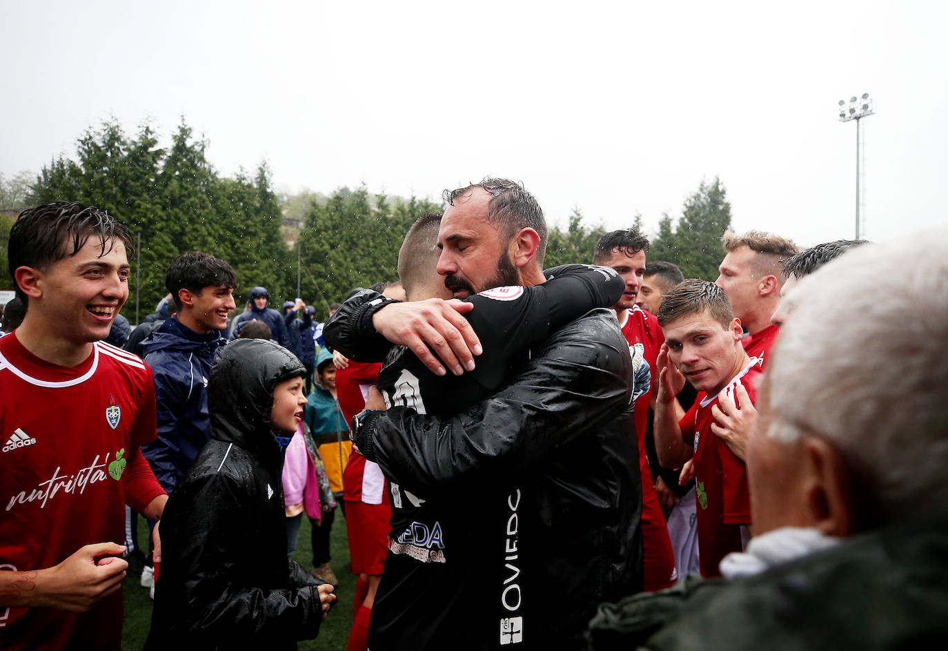 La eufórica celebración del ascenso del Covadonga