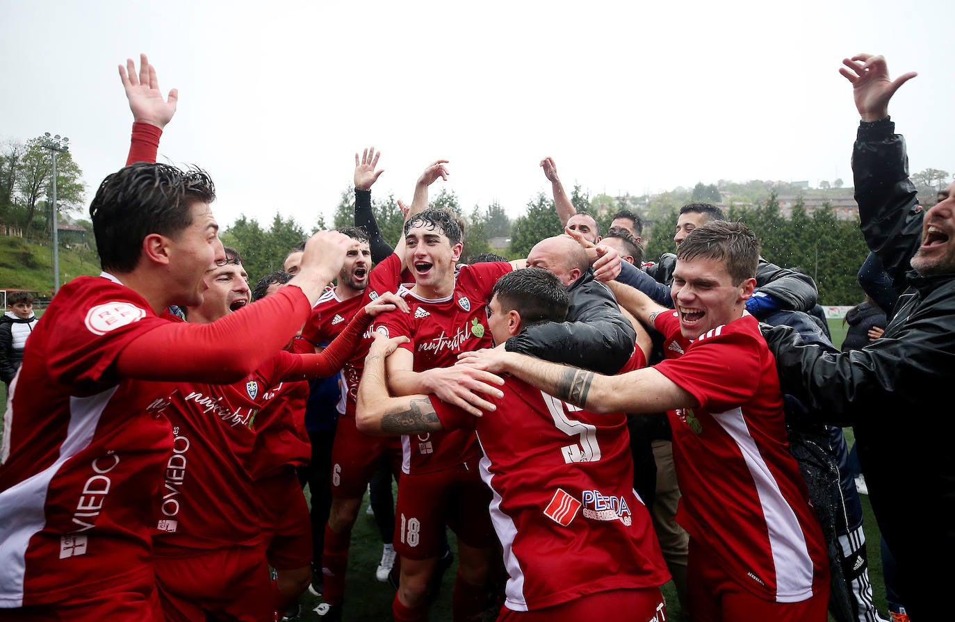 La eufórica celebración del ascenso del Covadonga