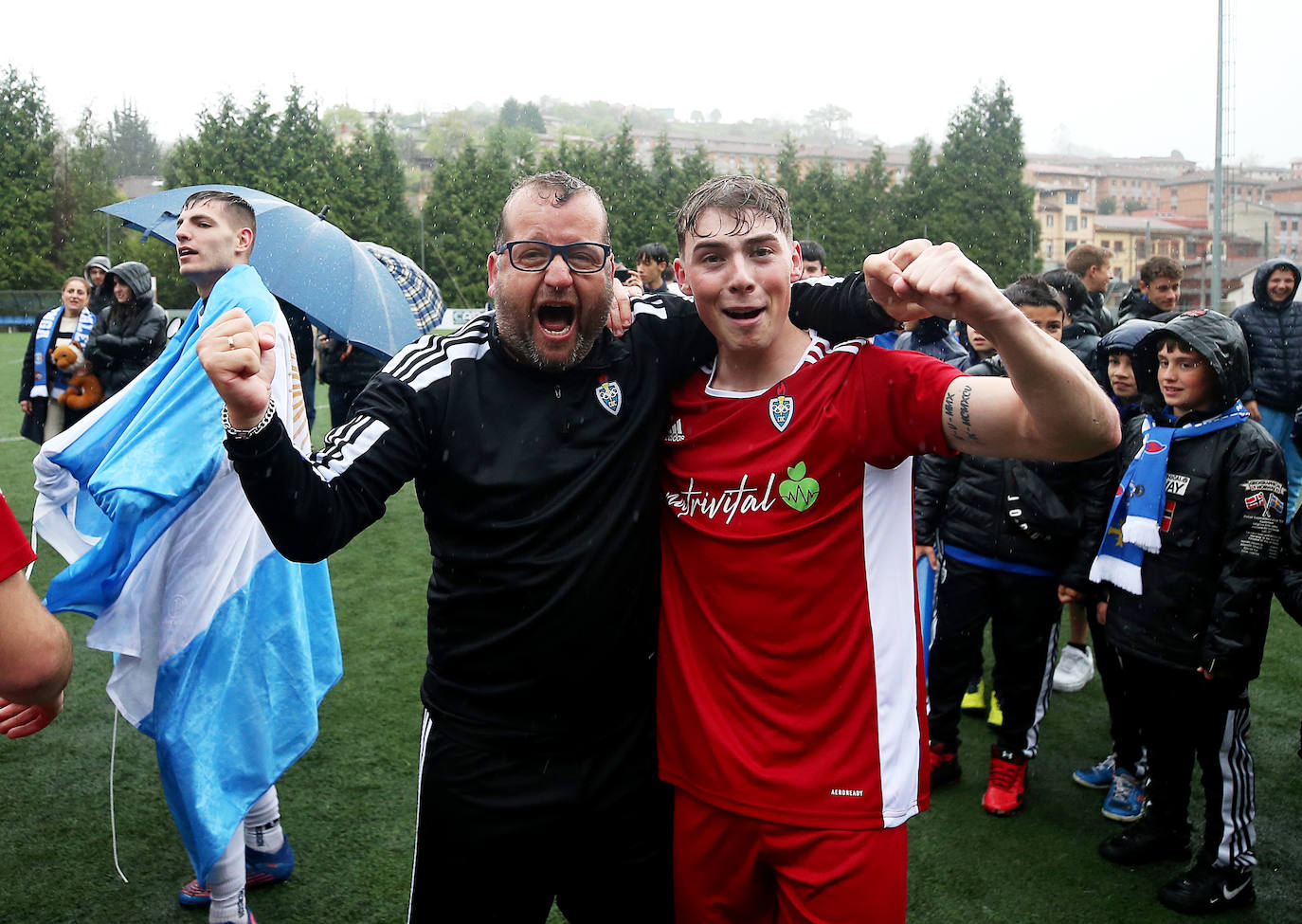 La eufórica celebración del ascenso del Covadonga