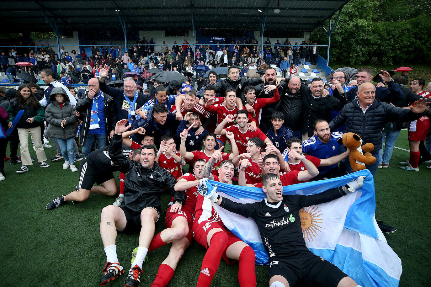 La eufórica celebración del ascenso del Covadonga