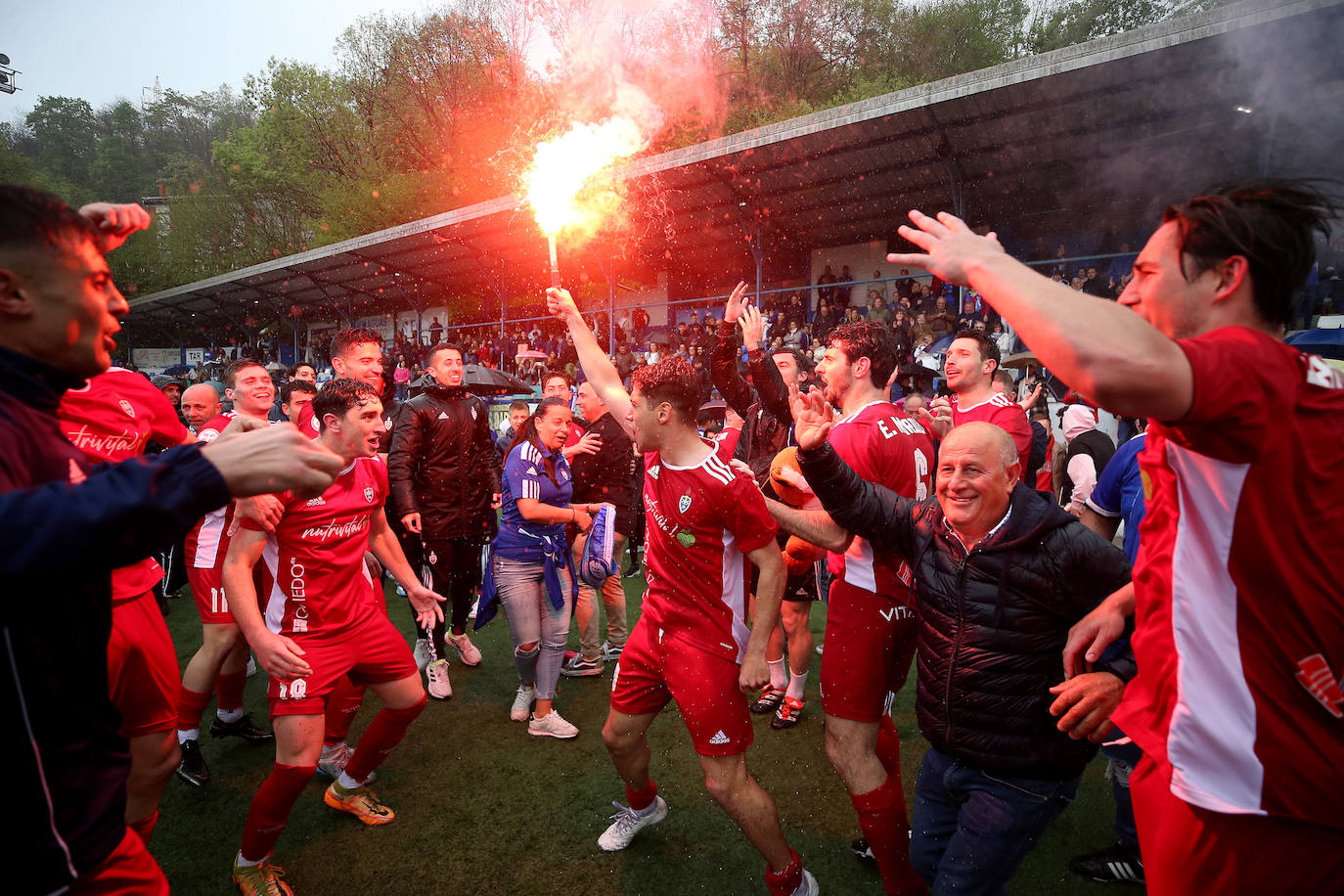 La eufórica celebración del ascenso del Covadonga