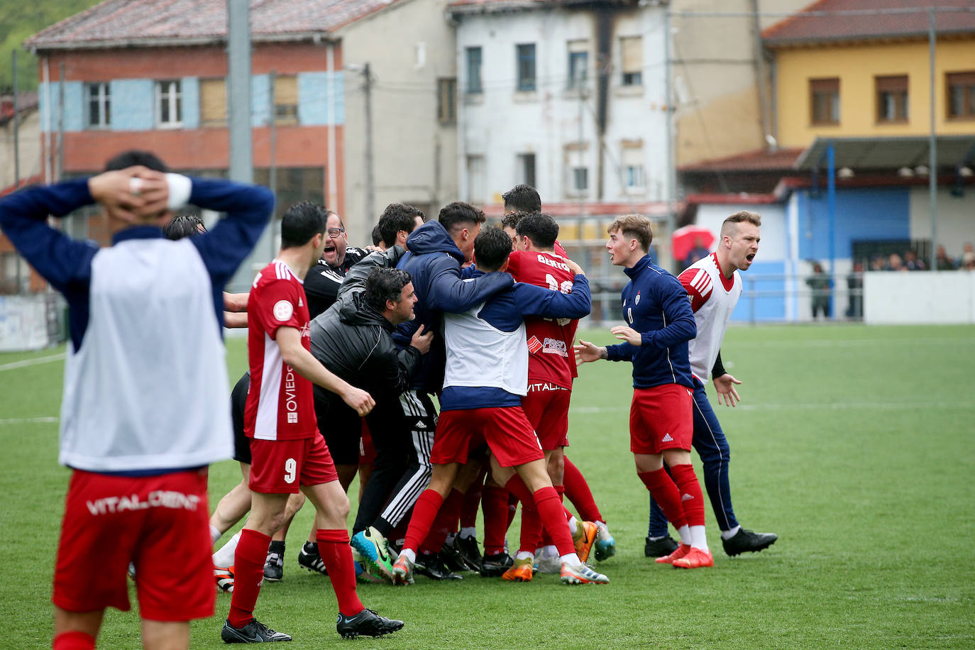 La eufórica celebración del ascenso del Covadonga