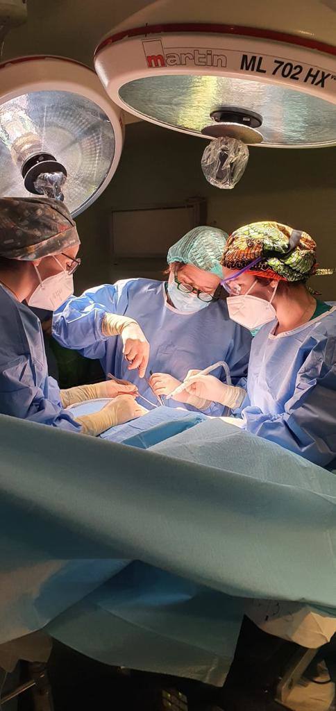 Durante una intervención quirúrgica en el Hospital de Cabueñes.