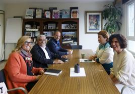 Los candidatos socialistas Lara Martínez, Floro, Tino Vaquero, reunidos con la gerente y presidenta de la Unión de Comerciantes de Asturias, Carmen Moreno y Sara Menéndez