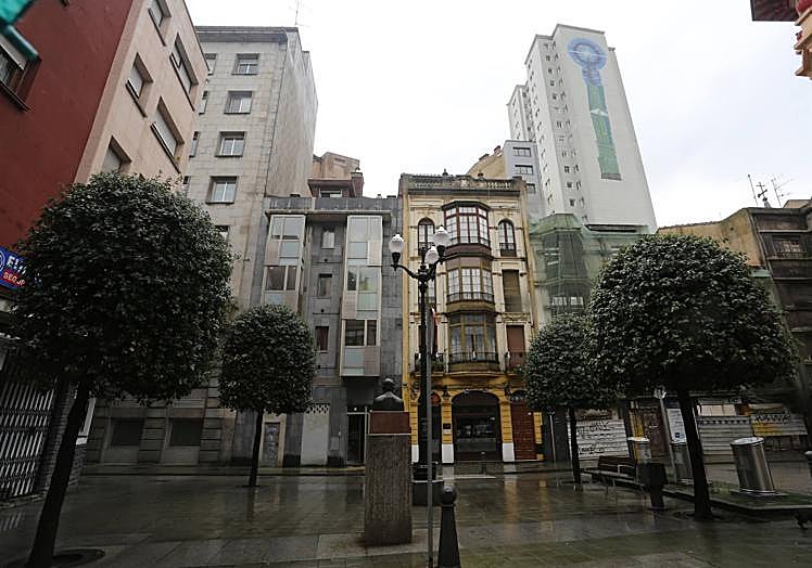Imagen principal - Desalojan el edificio de la plaza del Presi después de ocho años de problemas vecinales