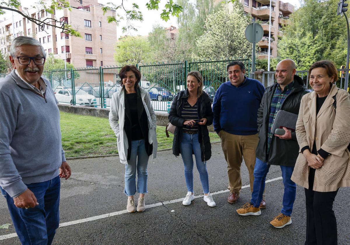 El presidente de la asociación de vecinos de Viesques, Luis García, y los miembros de la lista de Foro a la Alcaldía, Montserrat López Moro, Leticia García, Pelayo Barcia, Jesús Martínez Salvador y Carmen Moriyón.