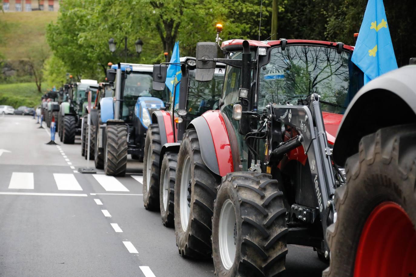 Tractorada de protesta del campo asturiano en las calles de Oviedo