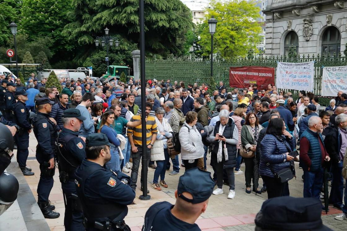 Tractorada de protesta del campo asturiano en las calles de Oviedo