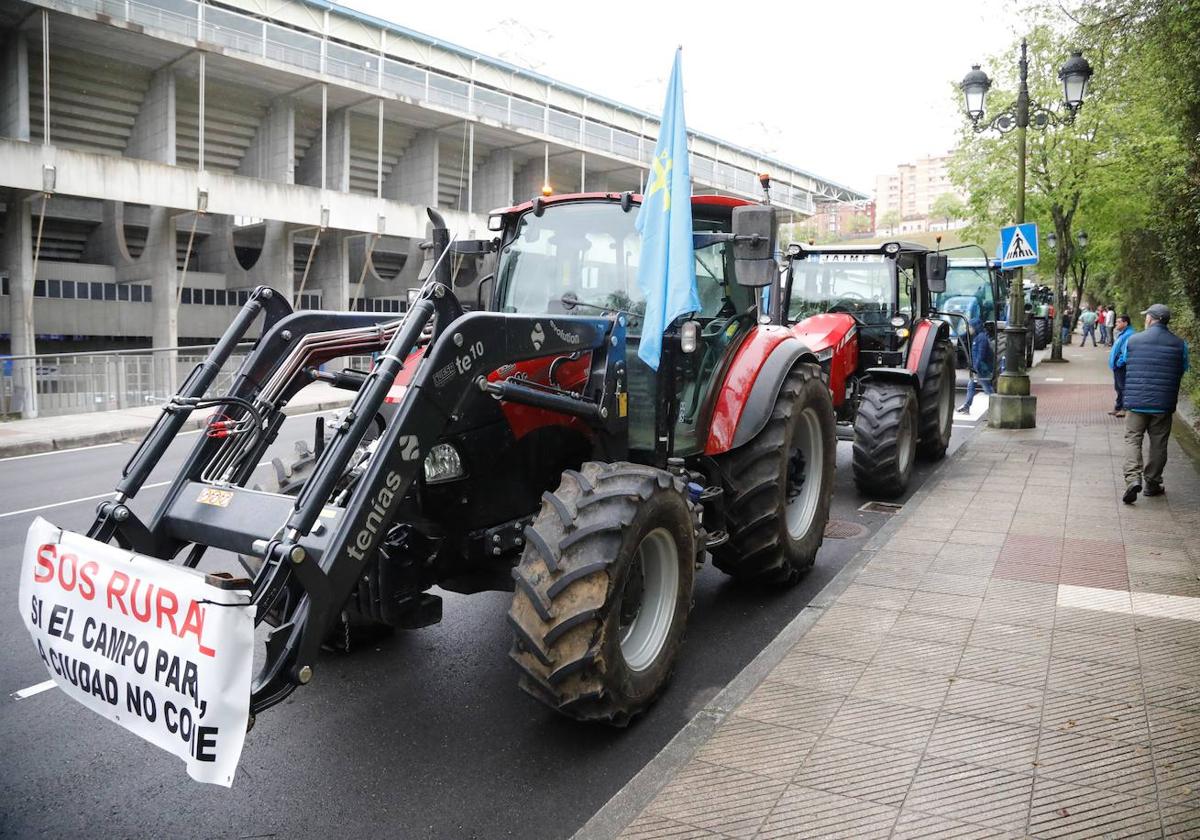 Tractorada de protesta del campo asturiano en las calles de Oviedo