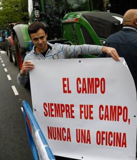 Imagen secundaria 2 - El campo asturiano se planta en el centro de Oviedo: «Estamos al límite»